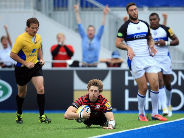 David Strettle scores one of his two tries for Saracens against Bath at Allianz Park