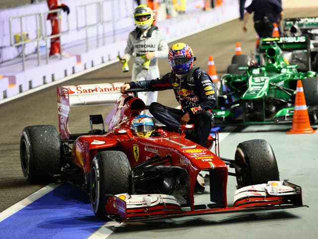 Fernando Alonso gives Mark Webber a lift back to the pits after his car stopped out on the Singapore track on the slowing down lap