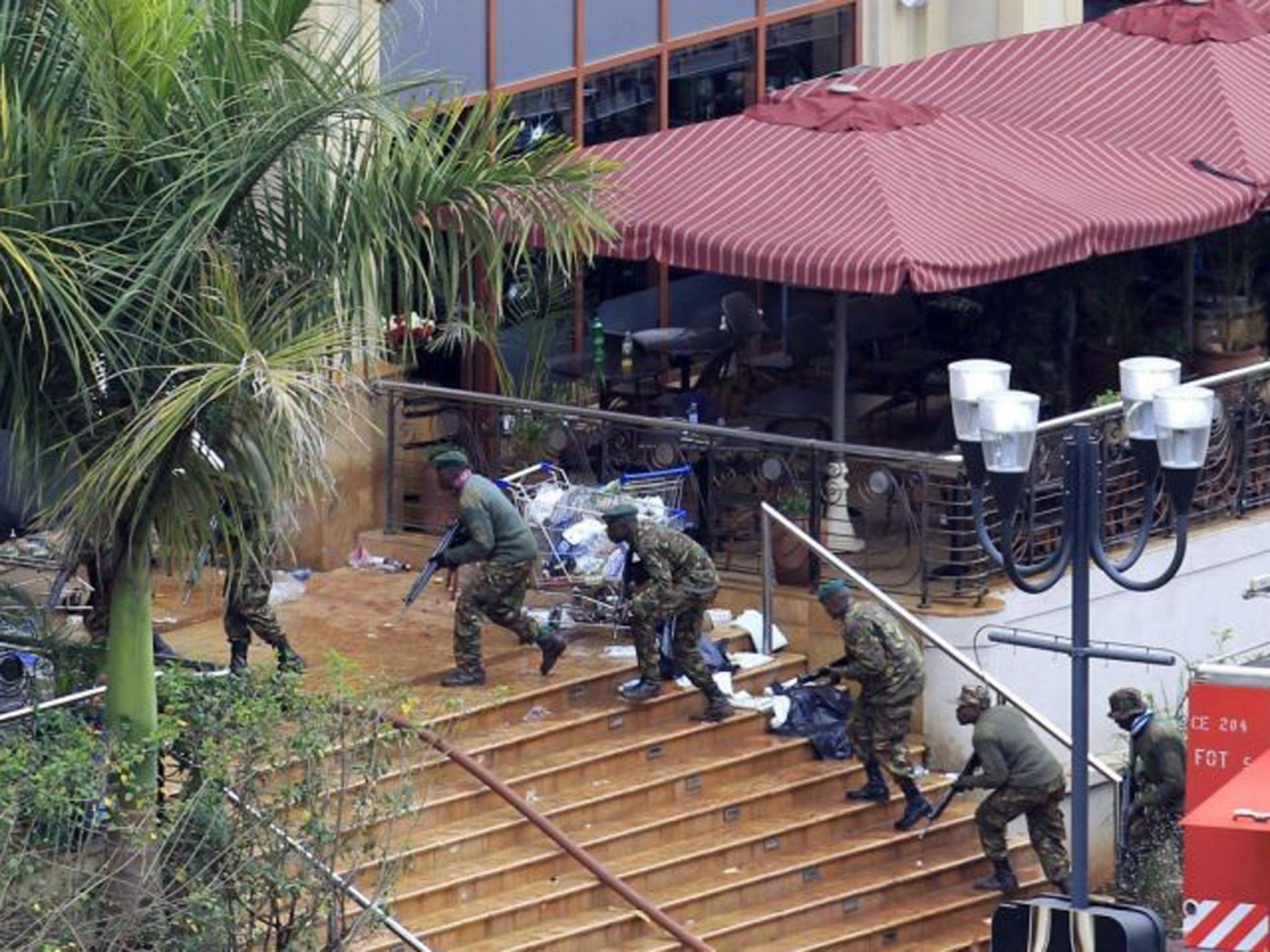 Kenyan soldiers take their positions at the Westgate shopping centre