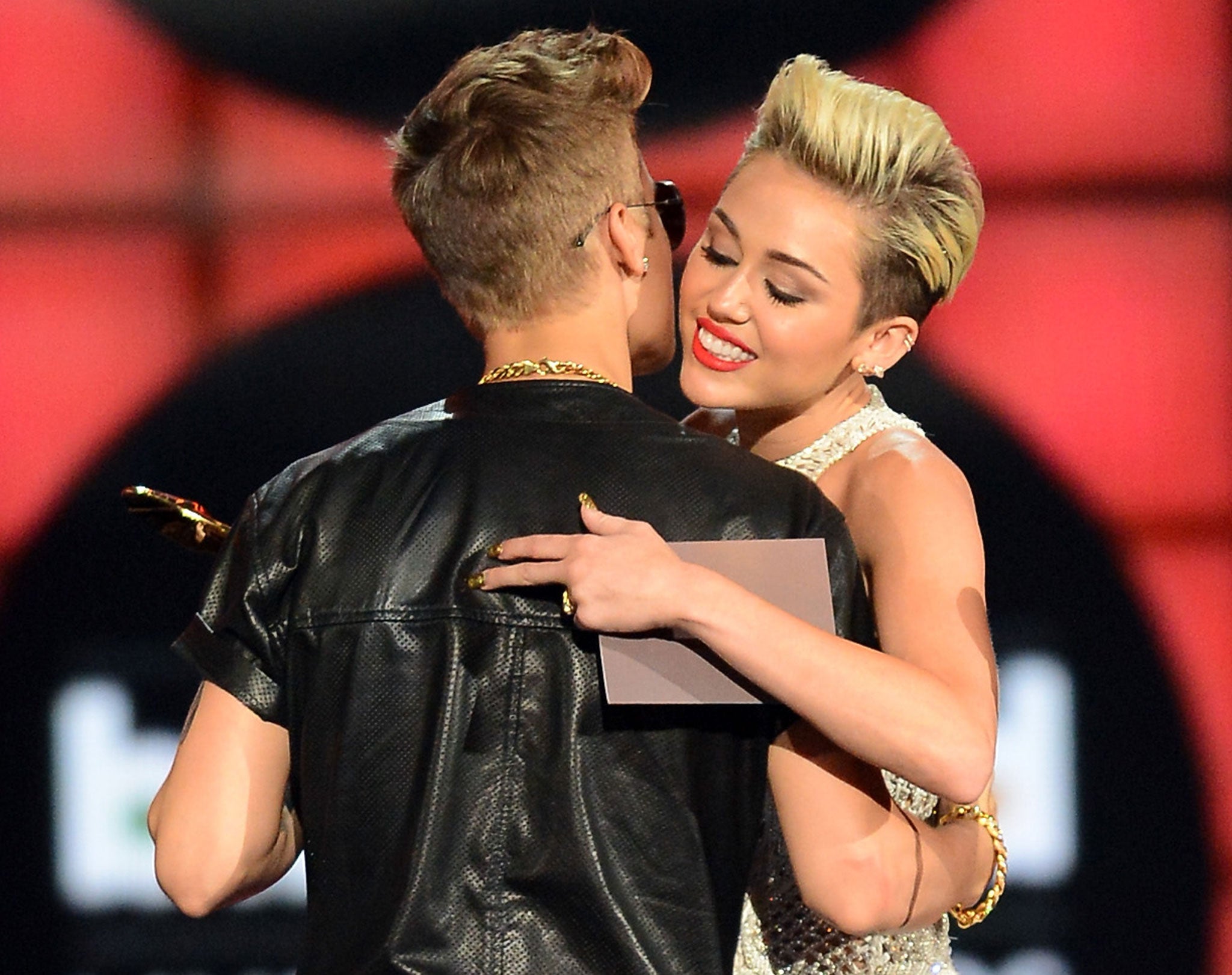 Miley Cyrus congratulates Justin Bieber at the Billboard Awards