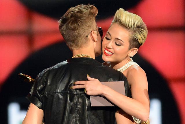 Miley Cyrus congratulates Justin Bieber at the Billboard Awards