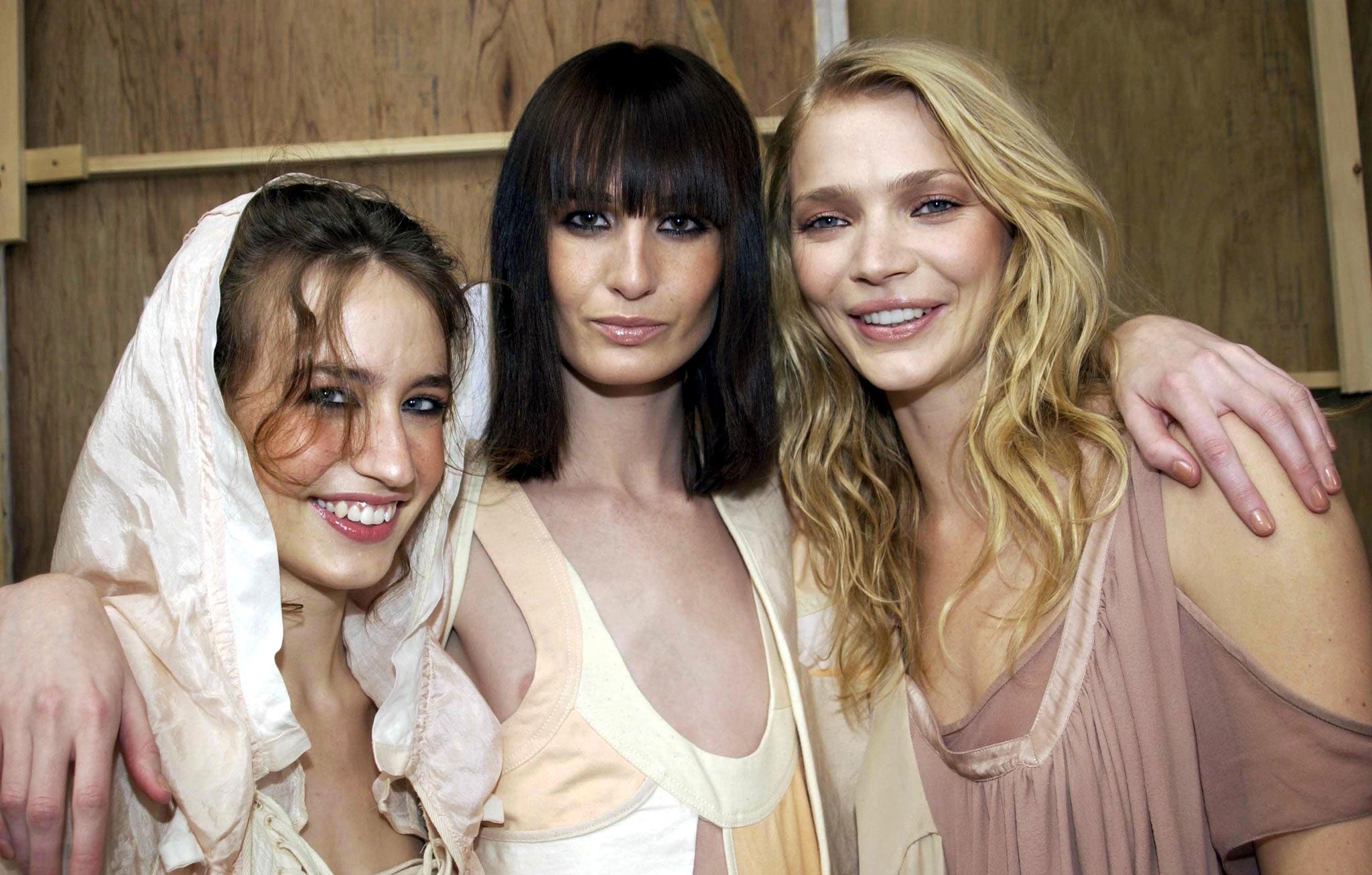 O'Connor with Elizabeth Jagger and Jodie Kidd in 2002