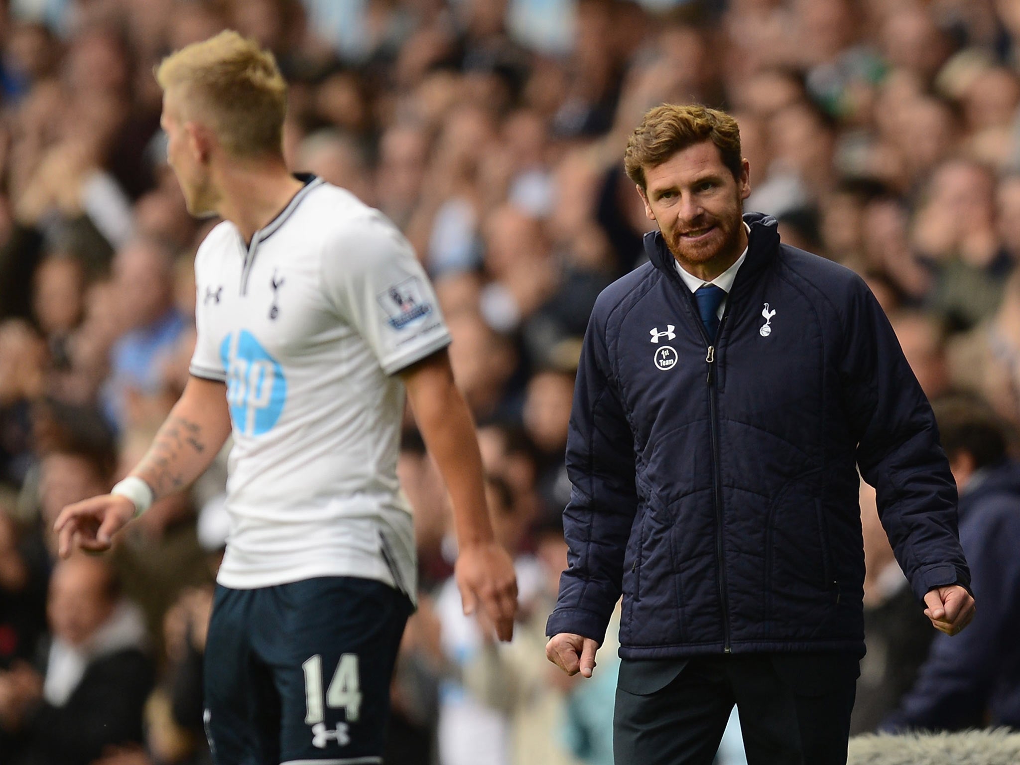 Andre Villas-Boas offers directions to Lewis Holtby