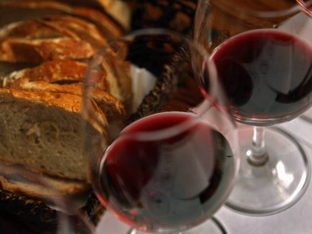 US researchers have found that people unwittingly pour themselves larger amounts of wine when drinking from larger glasses