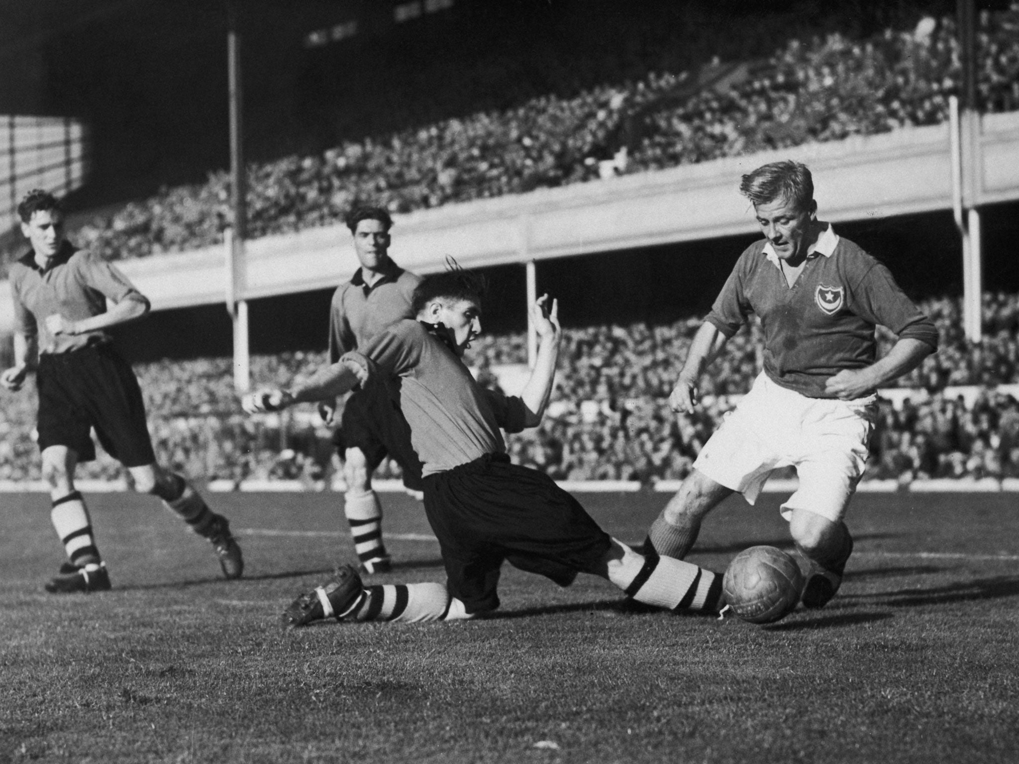 <b> The last team to lose three of their first six league matches and win the top-flight title were Portsmouth back in 1949/50 </b><br/>
Spurred on by Ike Clarke’s 17 league goals, Bob Jackson’s side retained their Division One crown despite the poor star