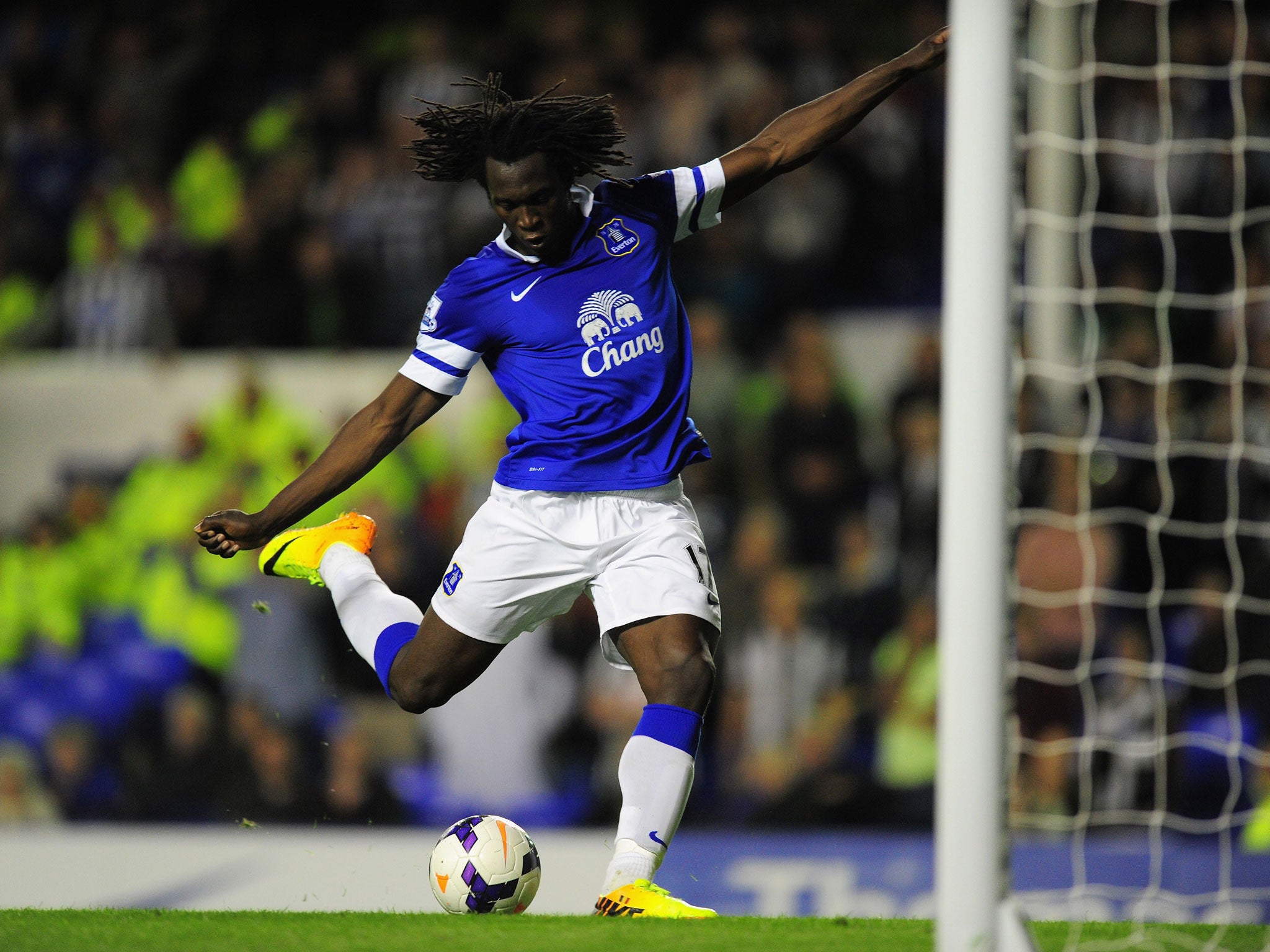 Lukaku scoring the third goal for Everton
