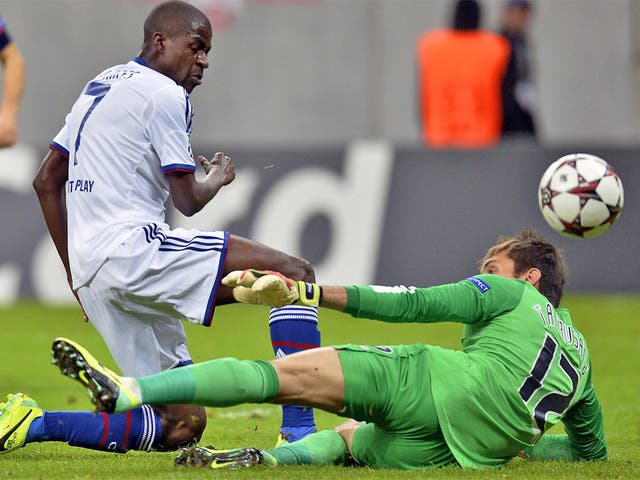Ramires beats the keeper to give Chelsea the lead