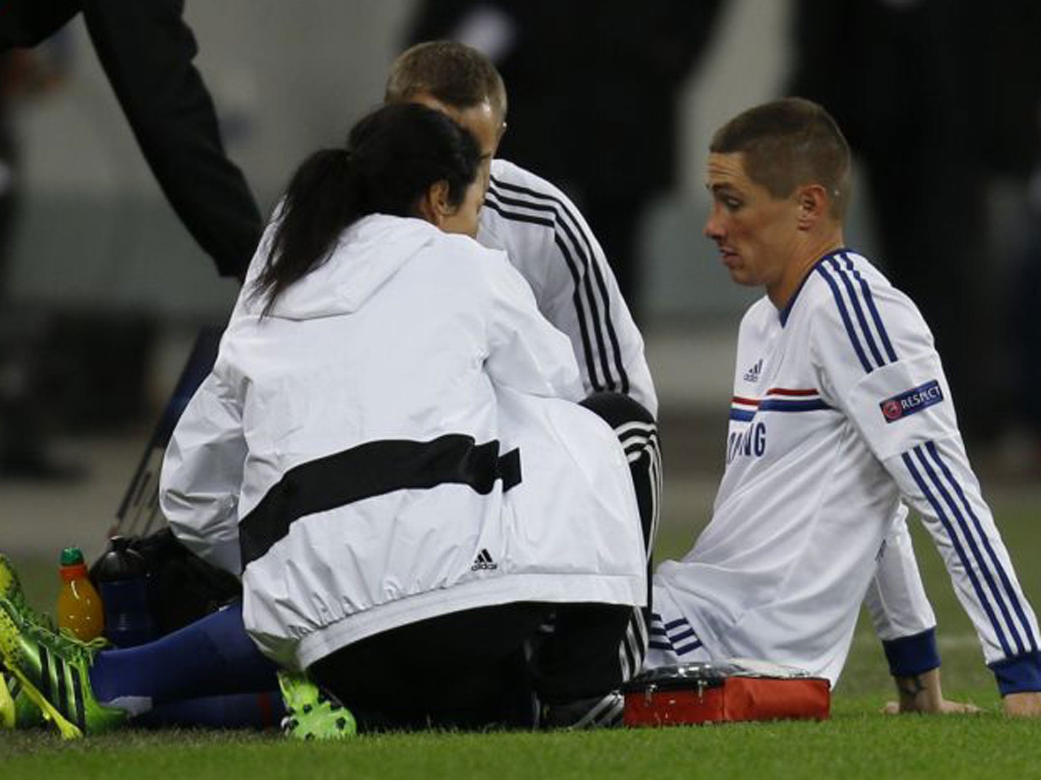 Fernando Torres suffers a knee injury during Chelsea's 4-0 win at Steaua on Tuesday