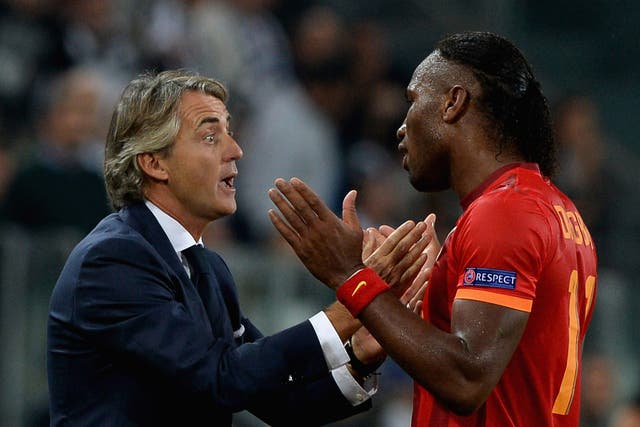 Roberto Mancini talks with Didier Drogba