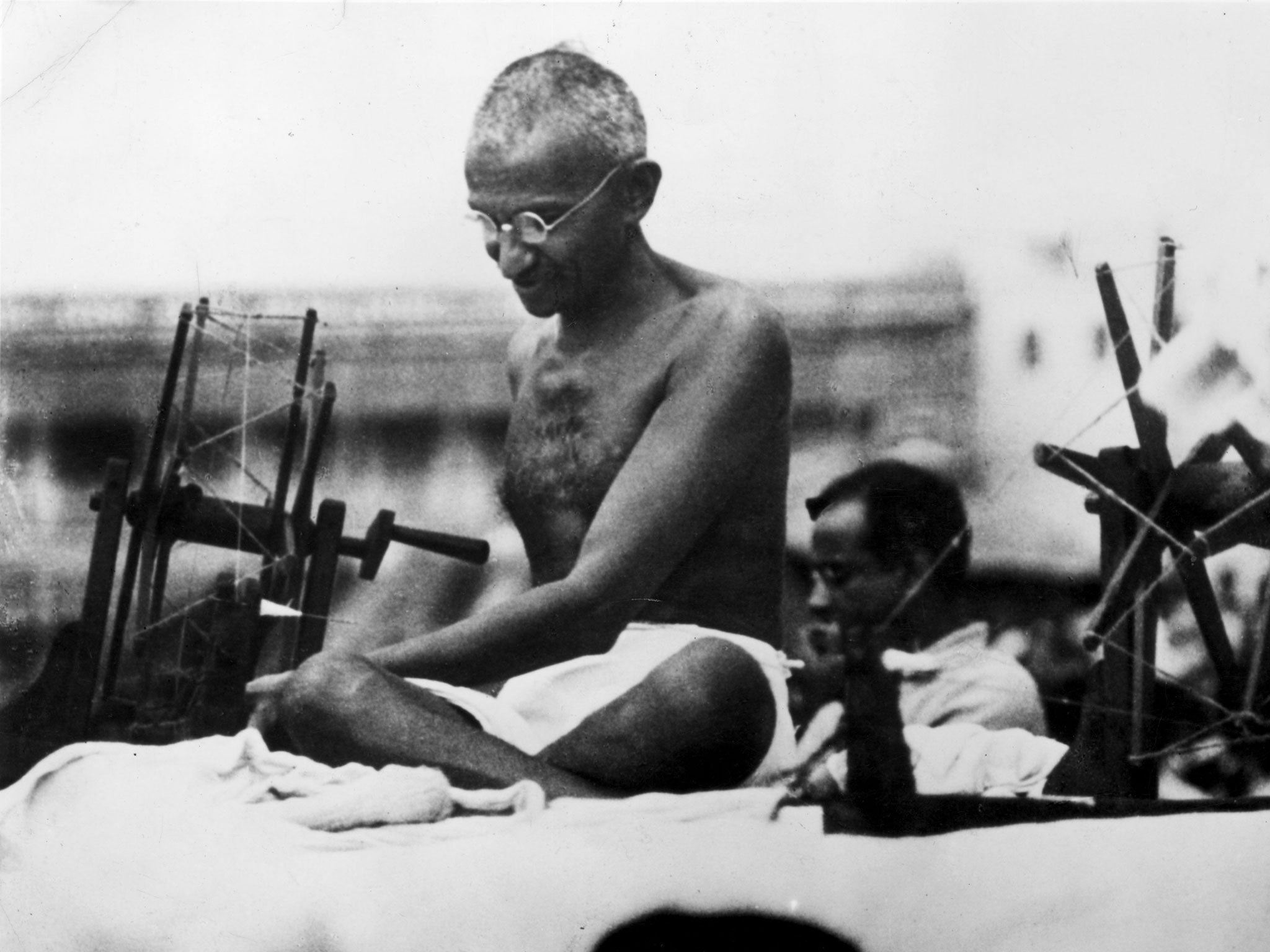 Gandhi spins his clothing, 1925