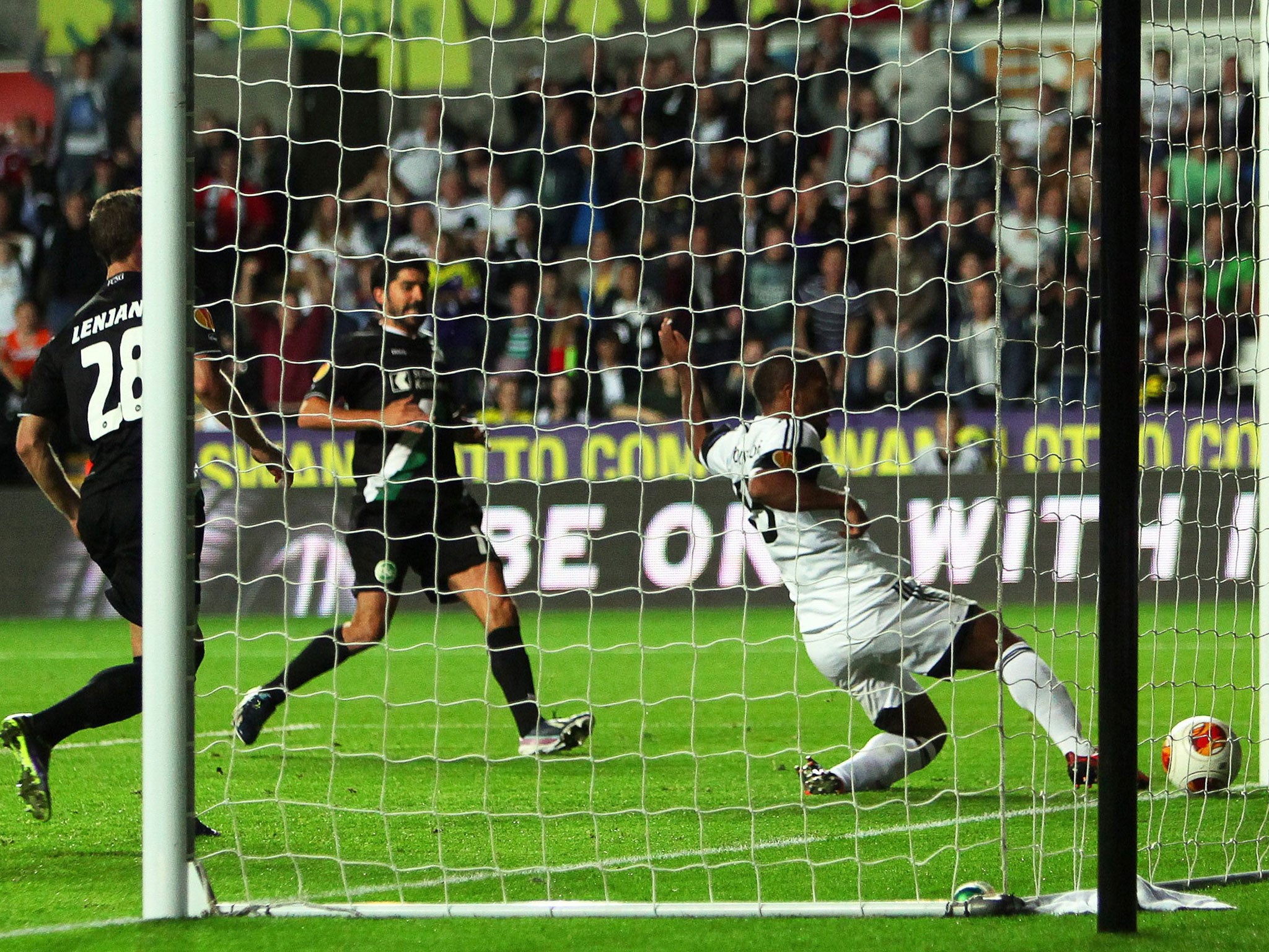 Wayne Routledge capitalises on the goalkeeper's mistake to score