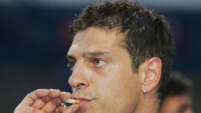 football players who smoke cigarettes Chuck Bednarik smoking a cigar and cigarette at the same time, and he also played both sides of the ball! Chuck Bednarik "Concrete Charlie" was He Smoked A Cigarette During
