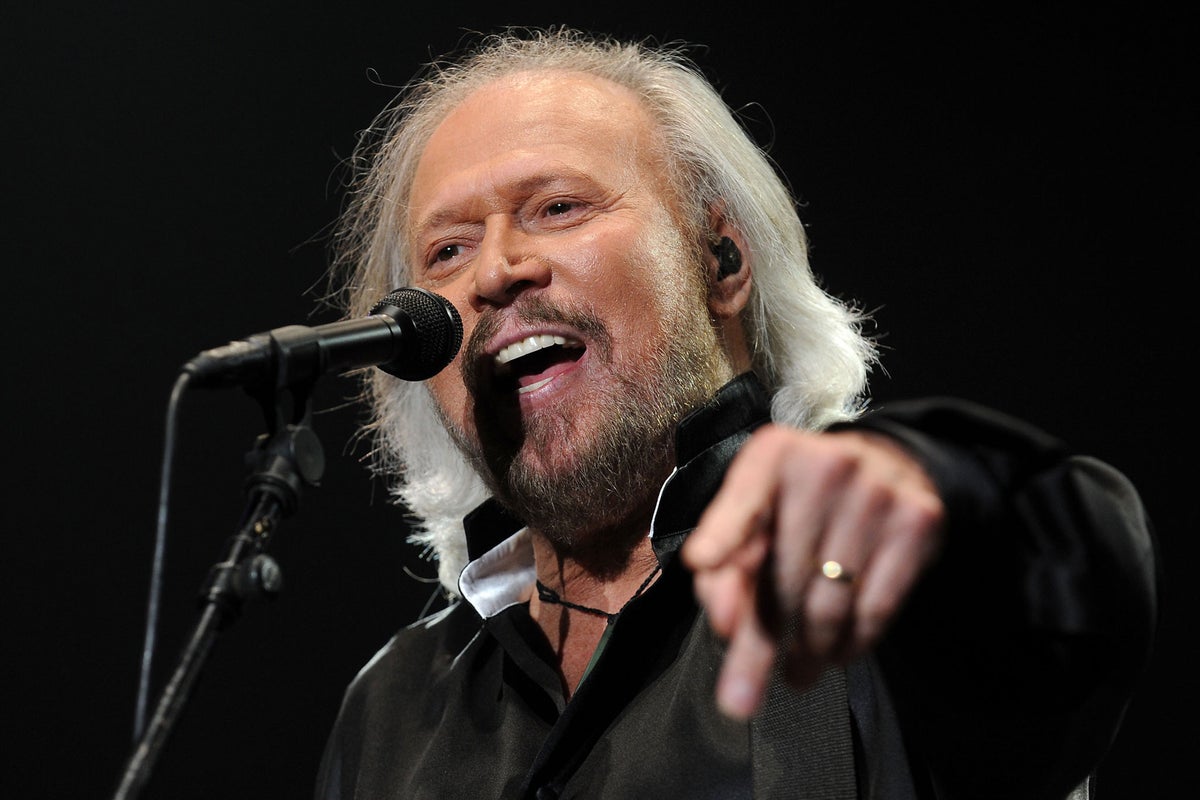 Barry Gibb biểu diễn tại O2 Arena