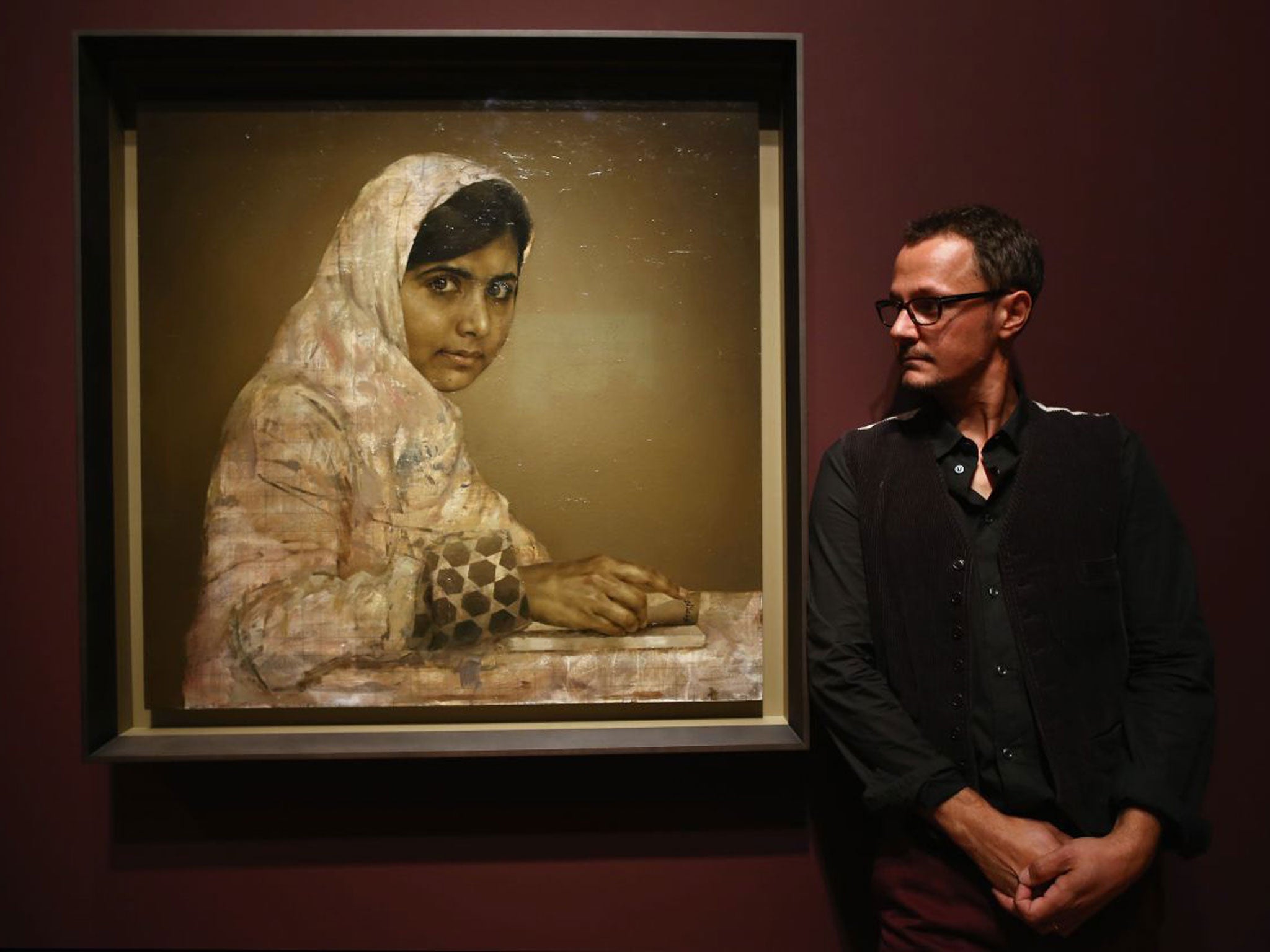 Jonathan Yeo with his portrait of Malala Yousafzai