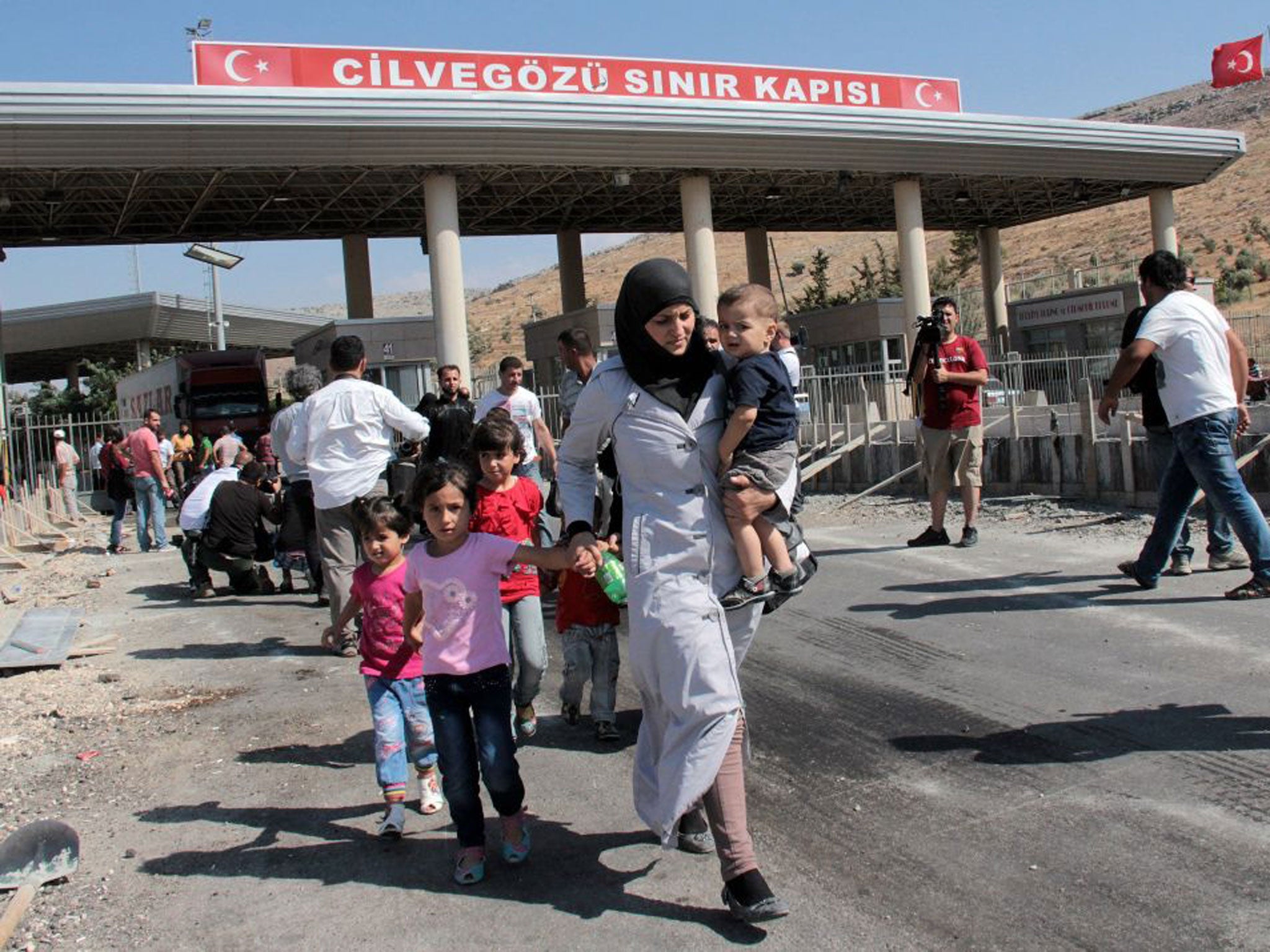 Syrian refugees crossing at the Cilvegozu border gate in Reyhanli, Hatay, Turkey