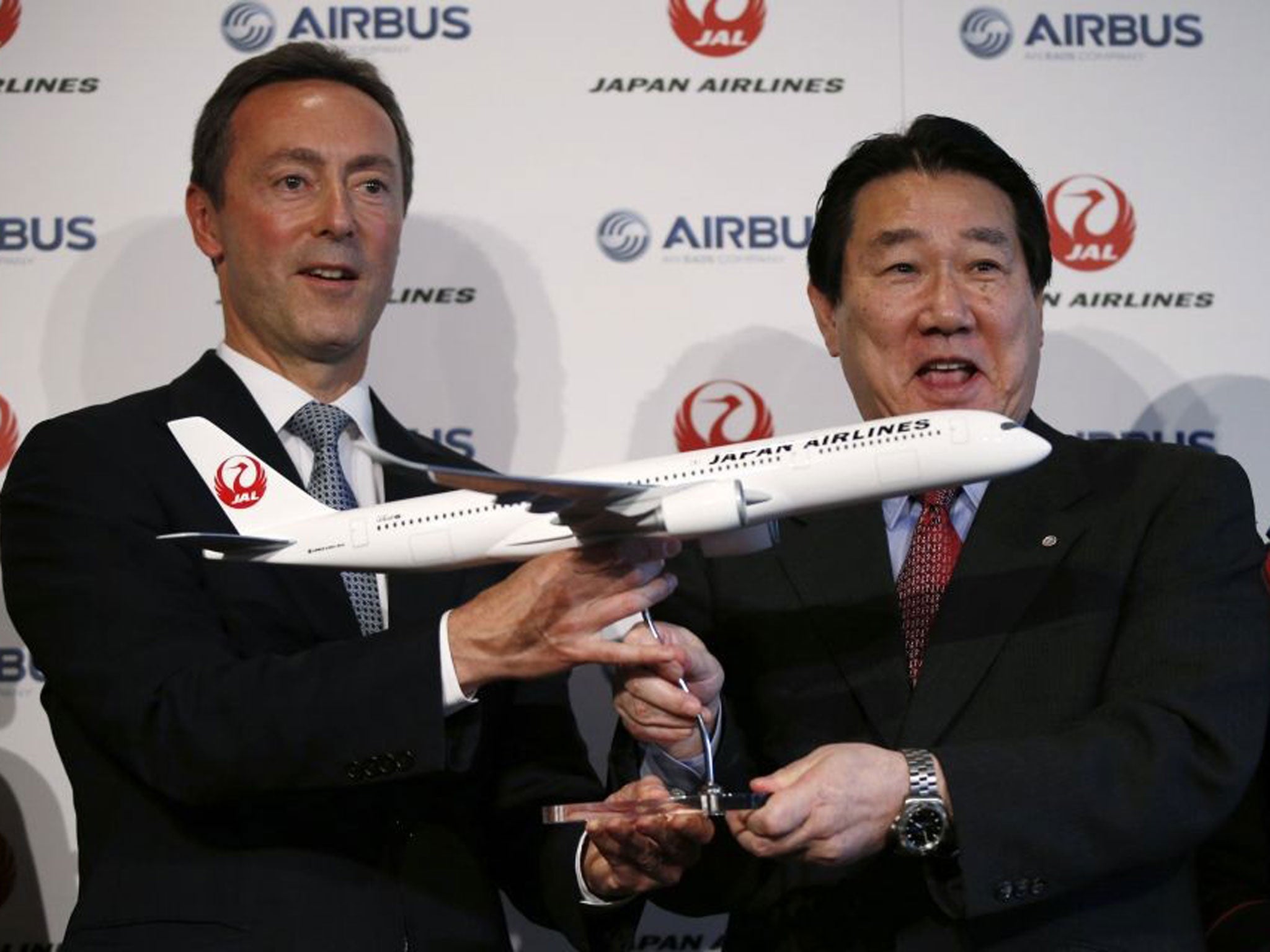 Airbus Japan's Chief Executive Fabrice Bregier (left) and Japan Airlines President Yoshiharu Ueki announced the carrier's order for 31 new planes today