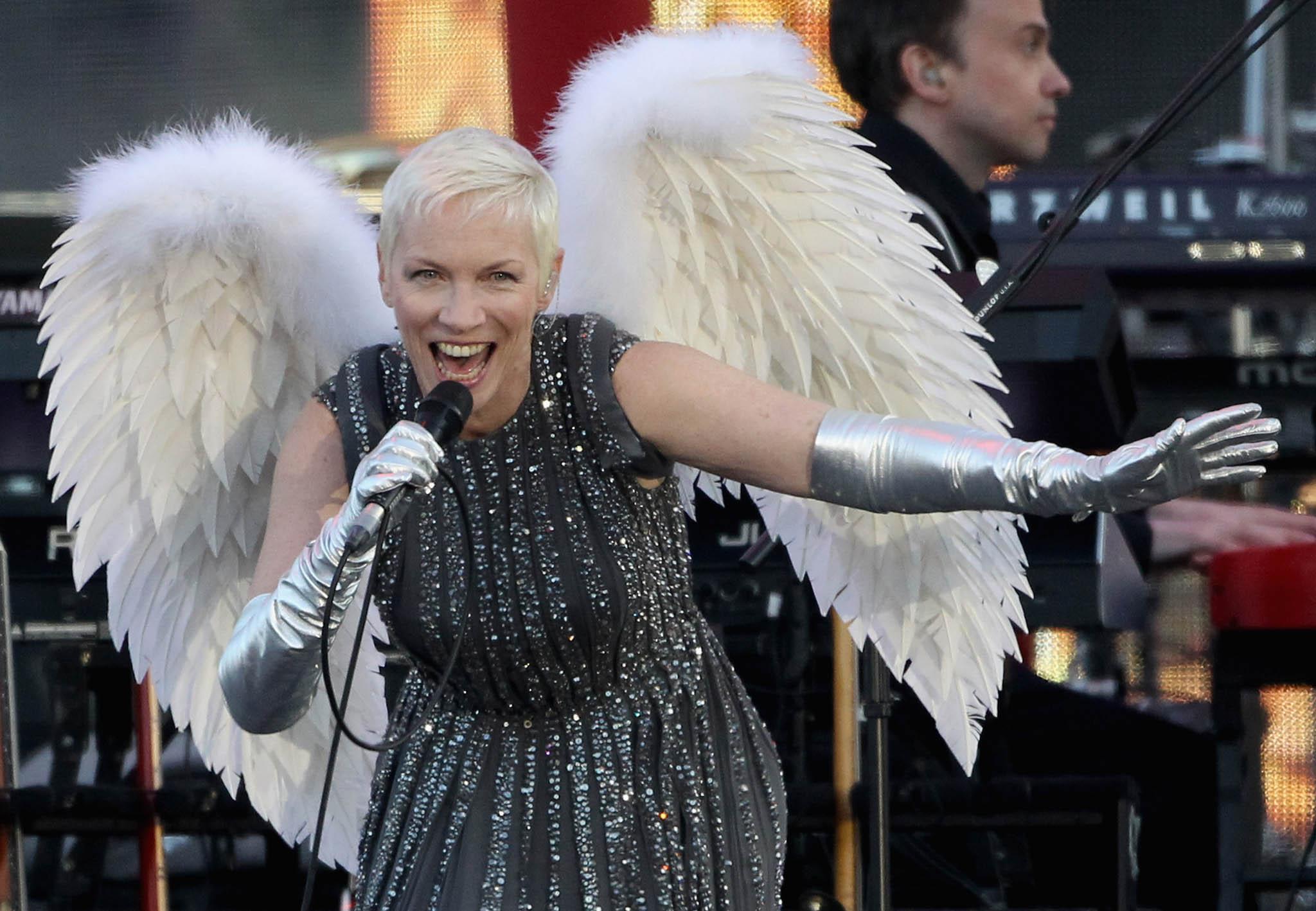 Lennox performing ‘There Must Be An Angel (Playing With My Heart)’ (Getty)