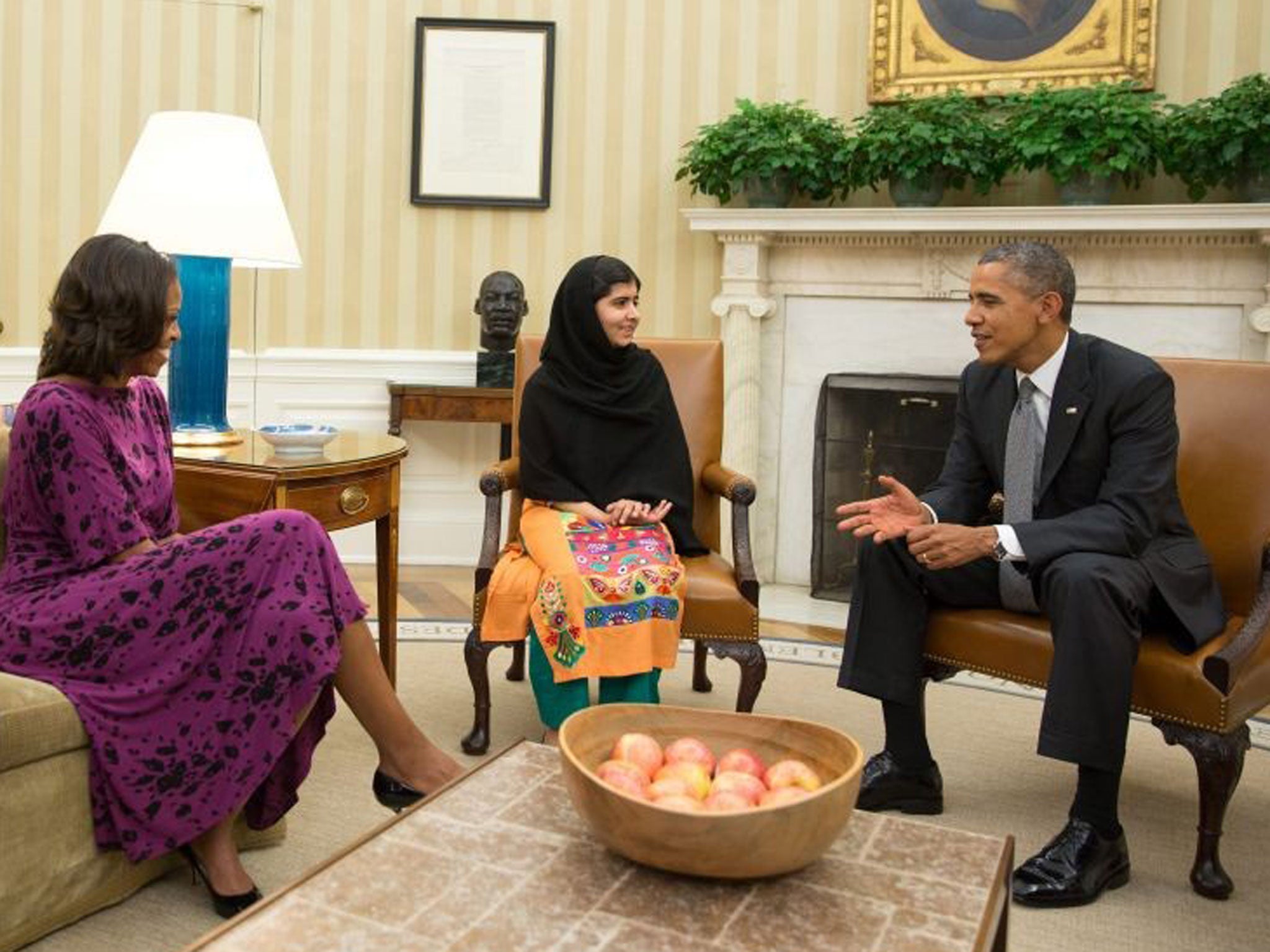 US President Barack Obama and US First Lady Michelle Obama (2-L), a meet with Malala Yousafzai, the young Pakistani schoolgirl who was shot in the head by the Taliban a year ago, in the Oval Office, Washington