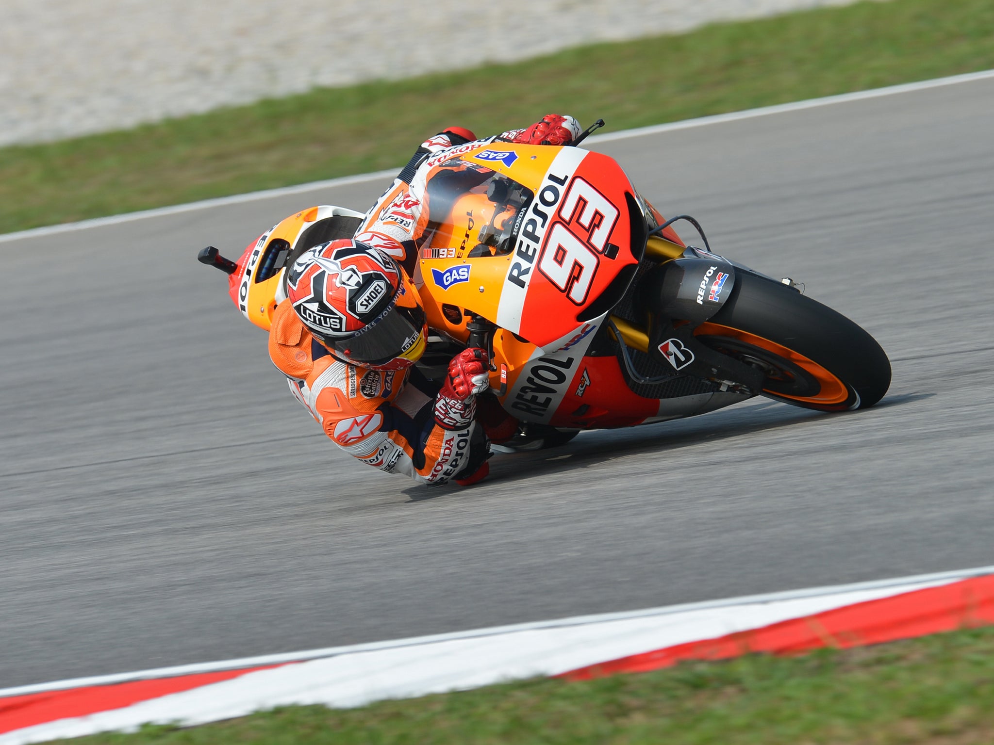 Honda's Marc Marquez will start tomorrow's Malaysian Grand Prix from pole ahead of Valentino Rossi and Cal Crutchlow