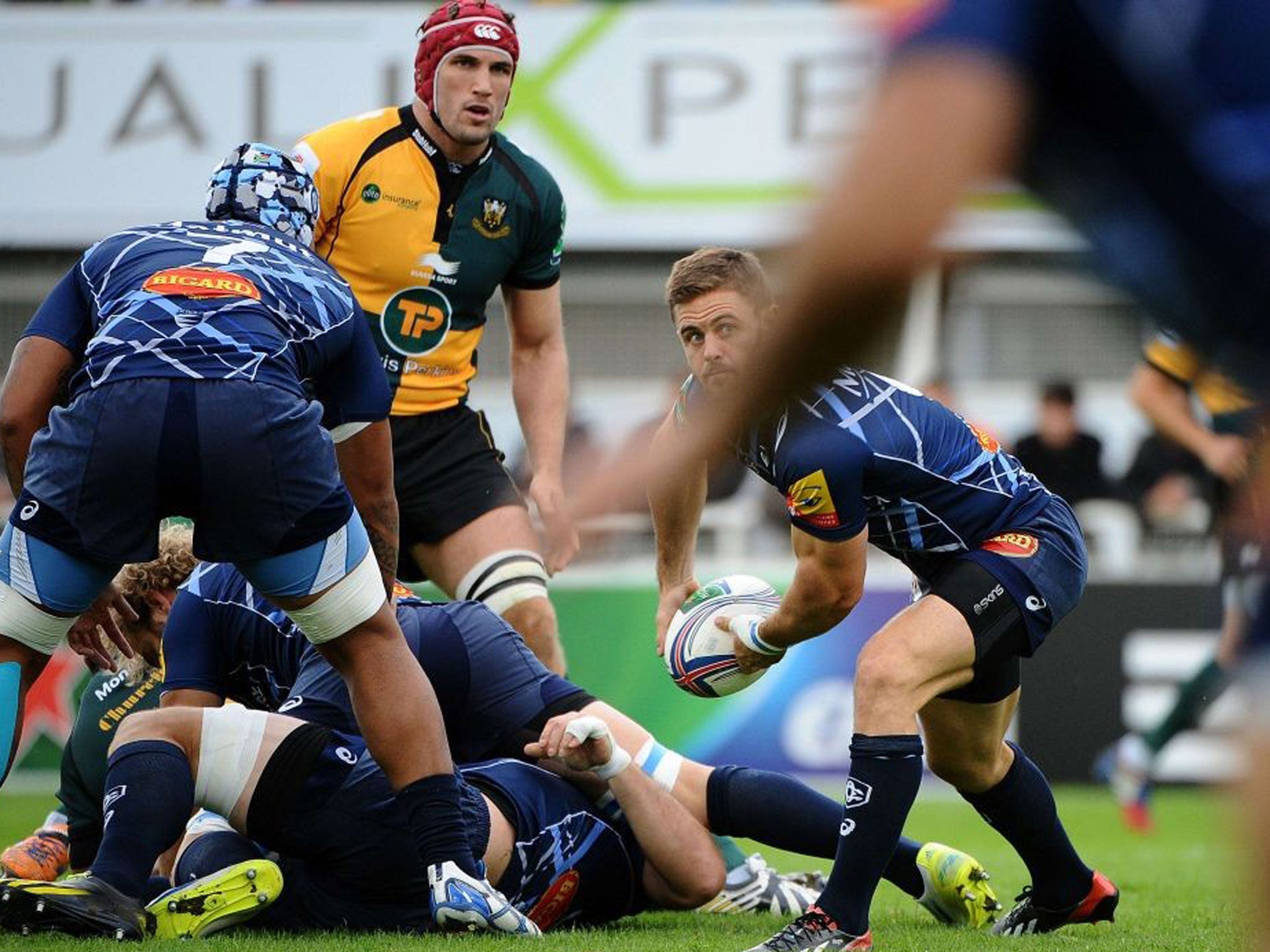 Castres' South African scrum-half Rory Kockott passes the ball