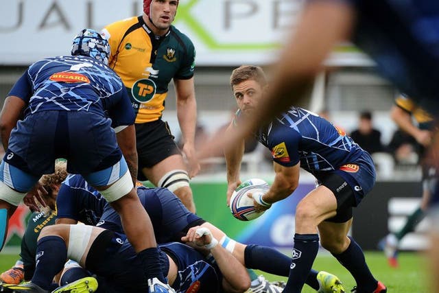 Castres' South African scrum-half Rory Kockott passes the ball 