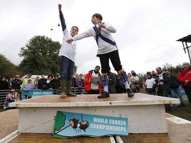 Louie Ireland, left, 11, takes on Oliver Simons, right, 13, during the youth final