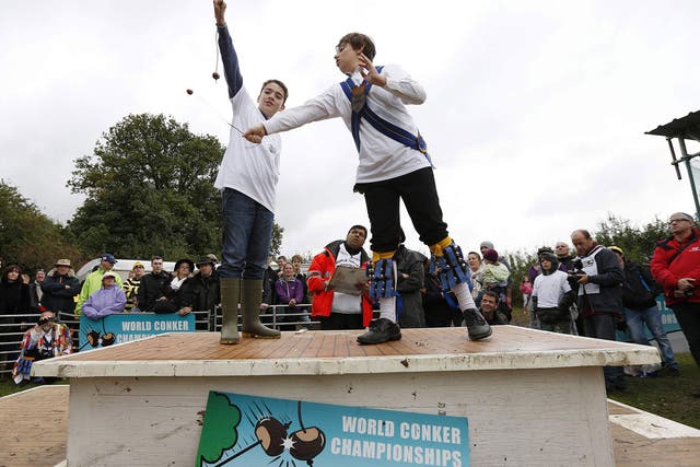 Louie Ireland, left, 11, takes on Oliver Simons, right, 13, during the youth final