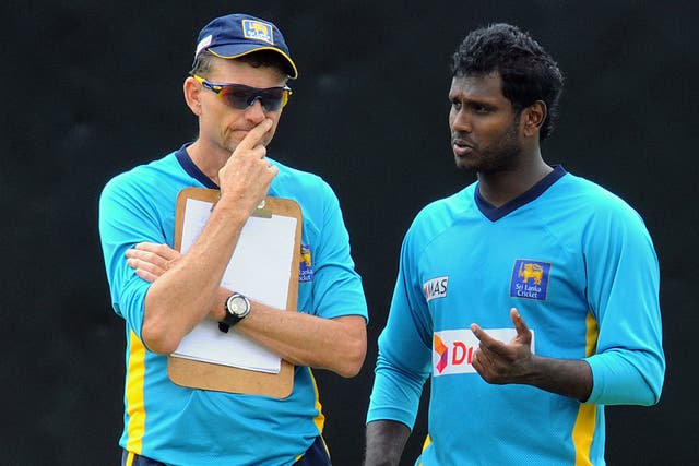 Graham Ford (L) talking to Angelo Matthews (R) during his time as head coach of Sri Lanka
