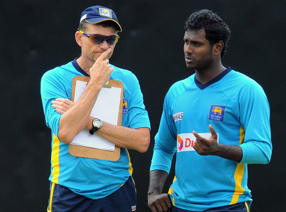 Graham Ford (L) talking to Angelo Matthews (R) during his time as head coach of Sri Lanka