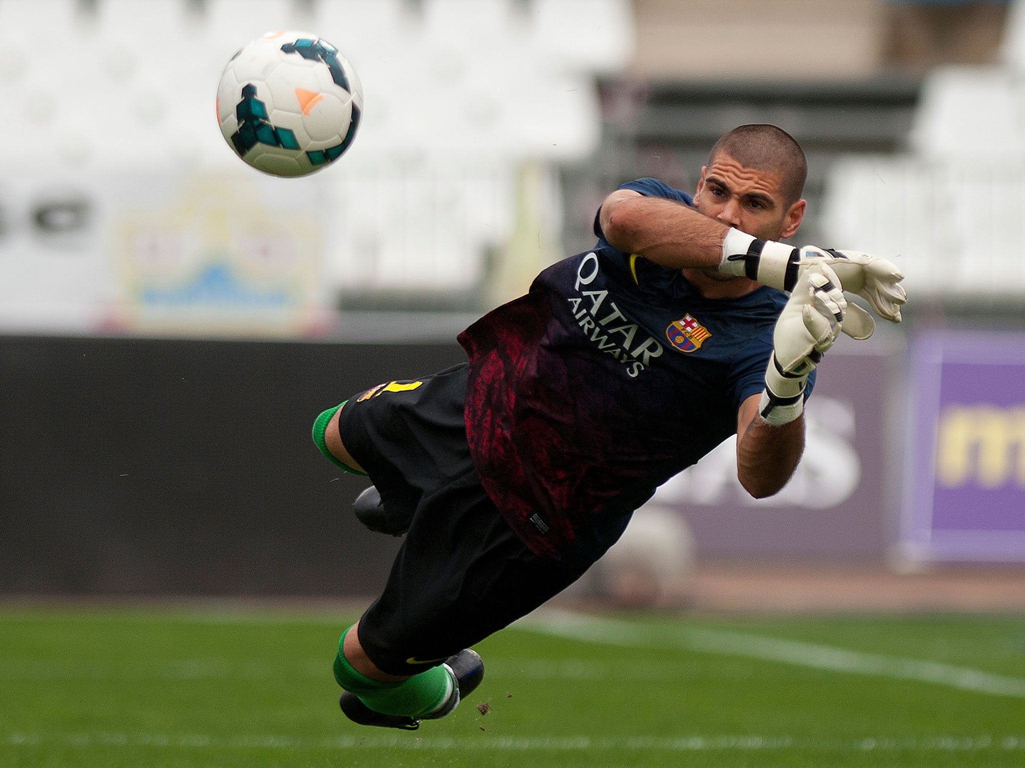 Transfer News Barcelona Goalkeeper Victor Valdes To Turn Down