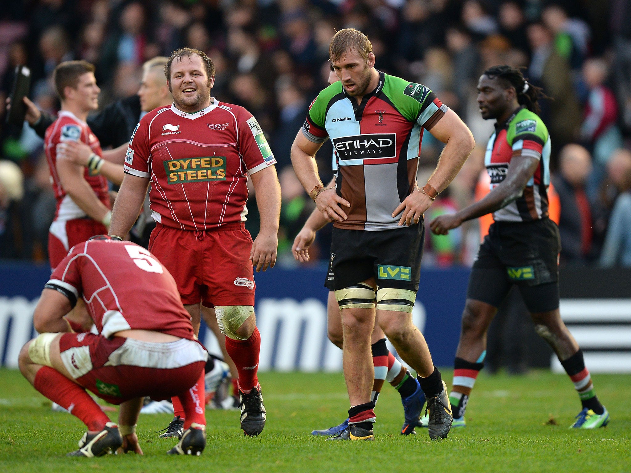 Harlequins' Chris Robshaw (second right) looks dejected after losing to Scarlets