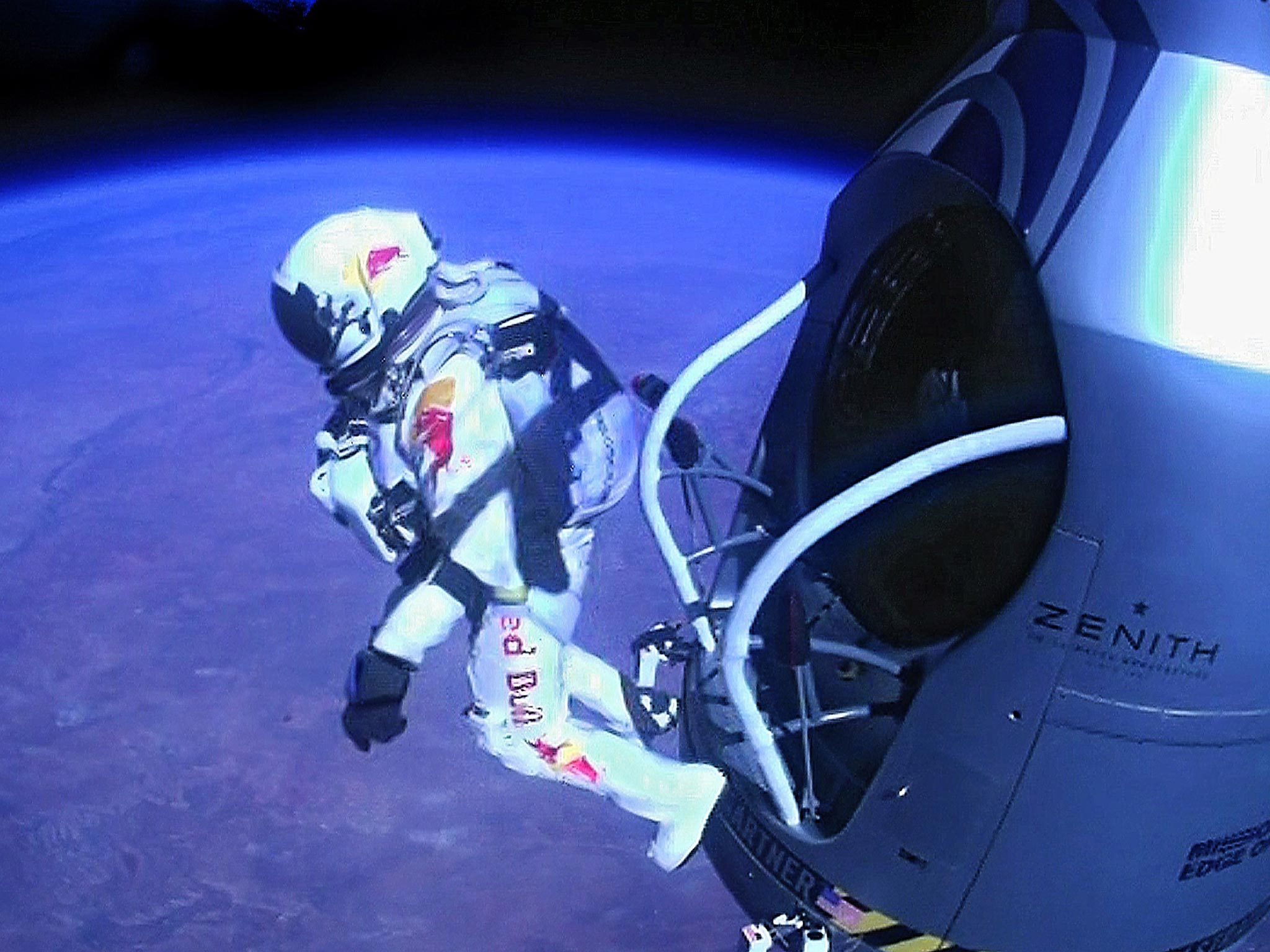 The moment Felix Baumgartner beings his descent to Earth