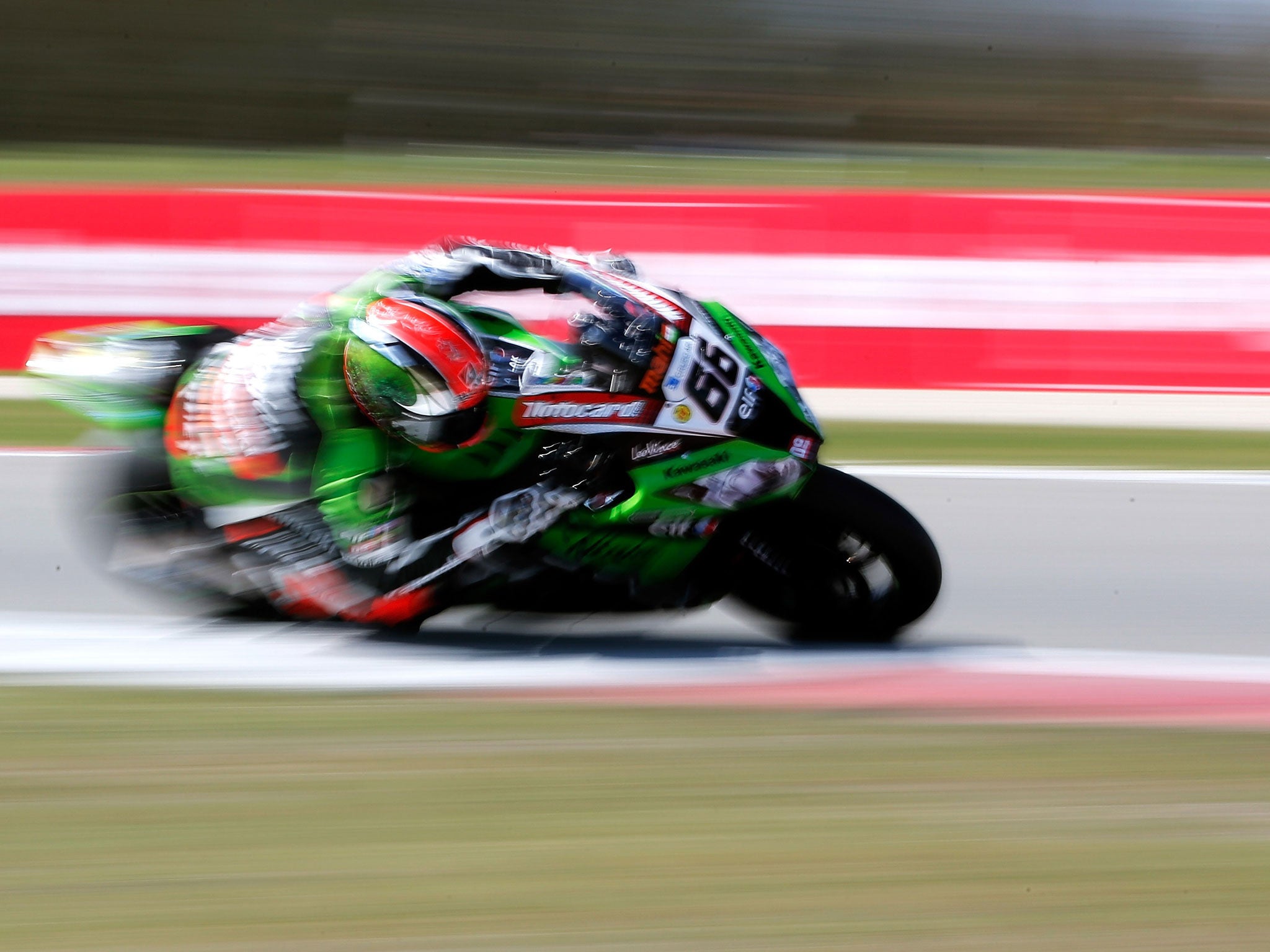 Tom Sykes leans into a bend on his Kawasaki ZX-10R