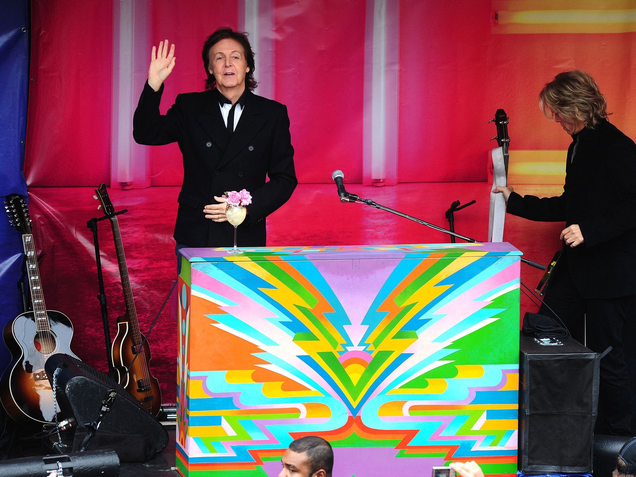 Paul McCartney plays impromptu gig in Covent Garden