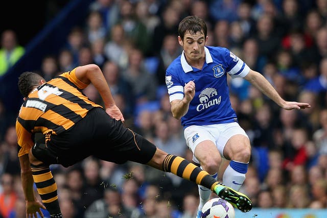  Leighton Baines is tackled by Jake Livermore