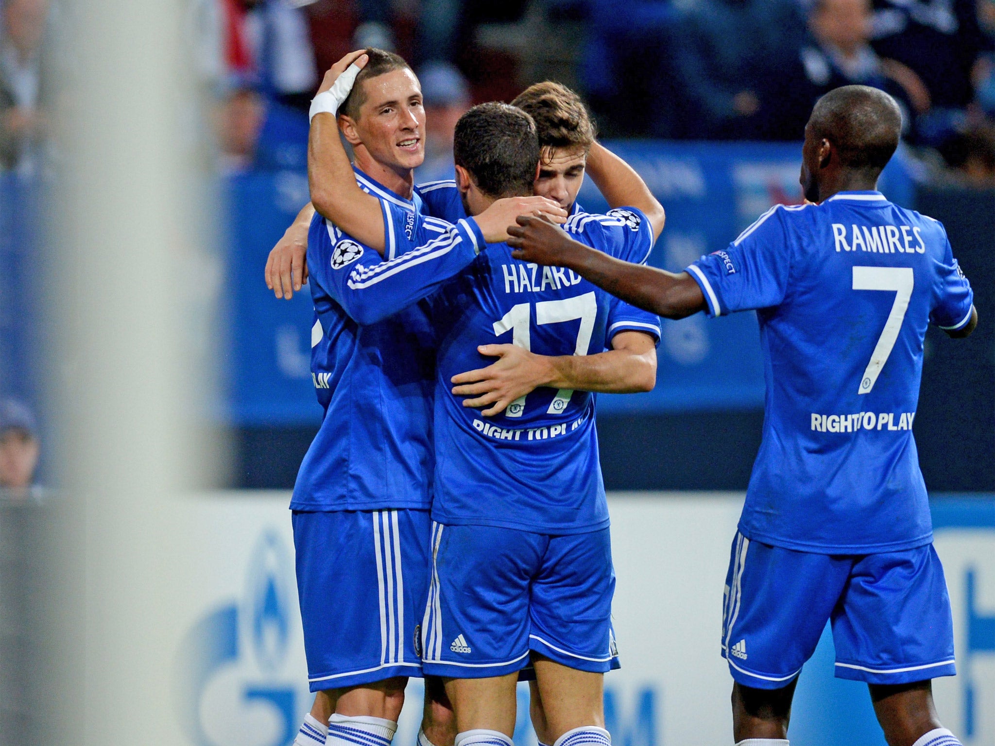 Chelsea players congratulate Fernando Torres