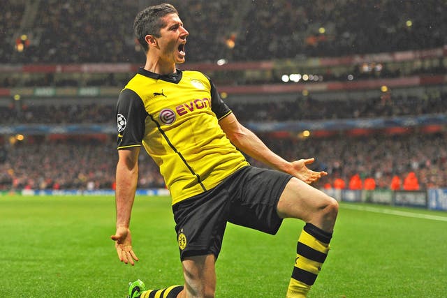Robert Lewandowski celebrates scoring Dortmund's late winner