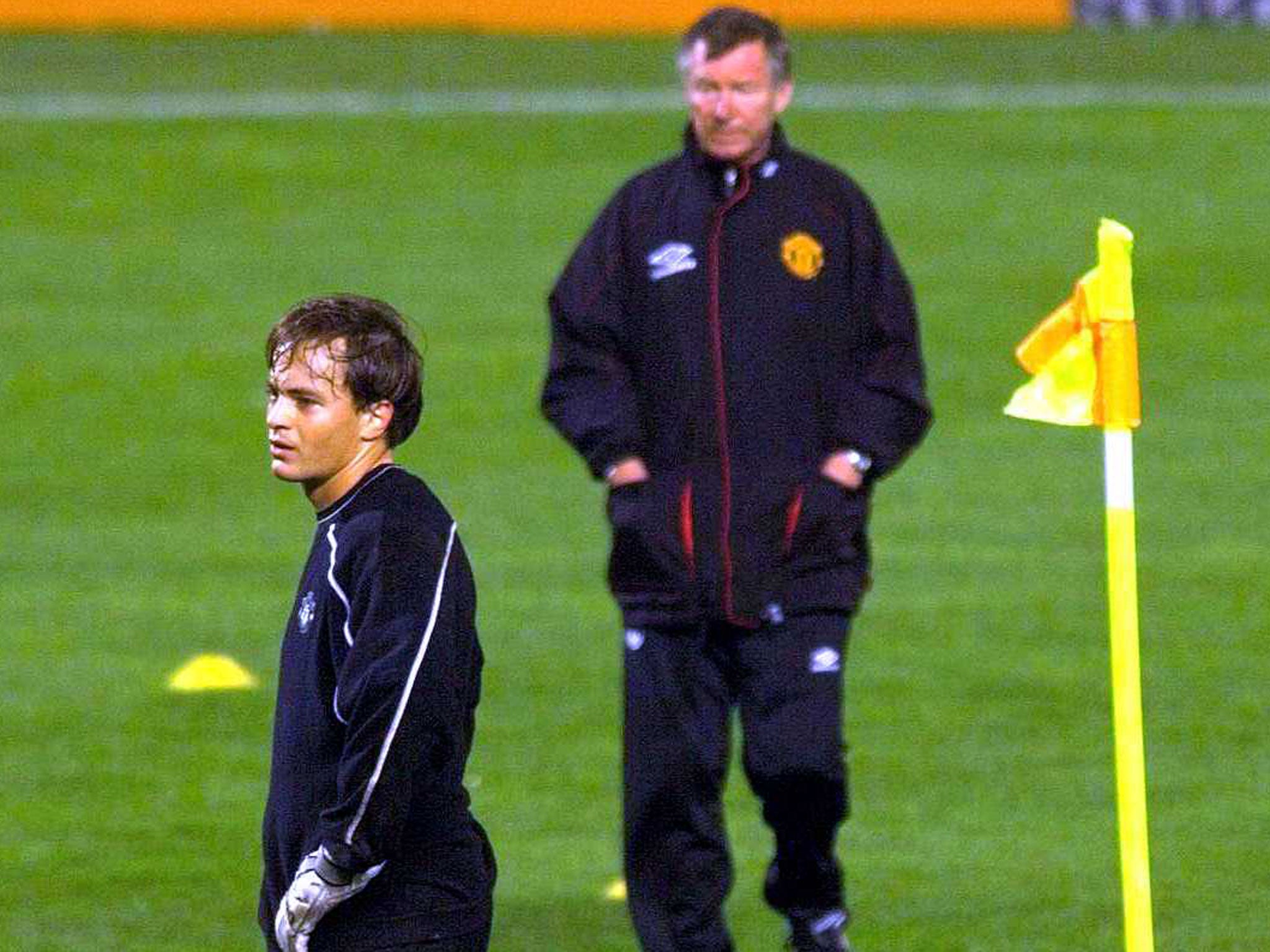 Sir Alex Ferguson watches Mark Bosnich (front) train with Manchester United in 1999