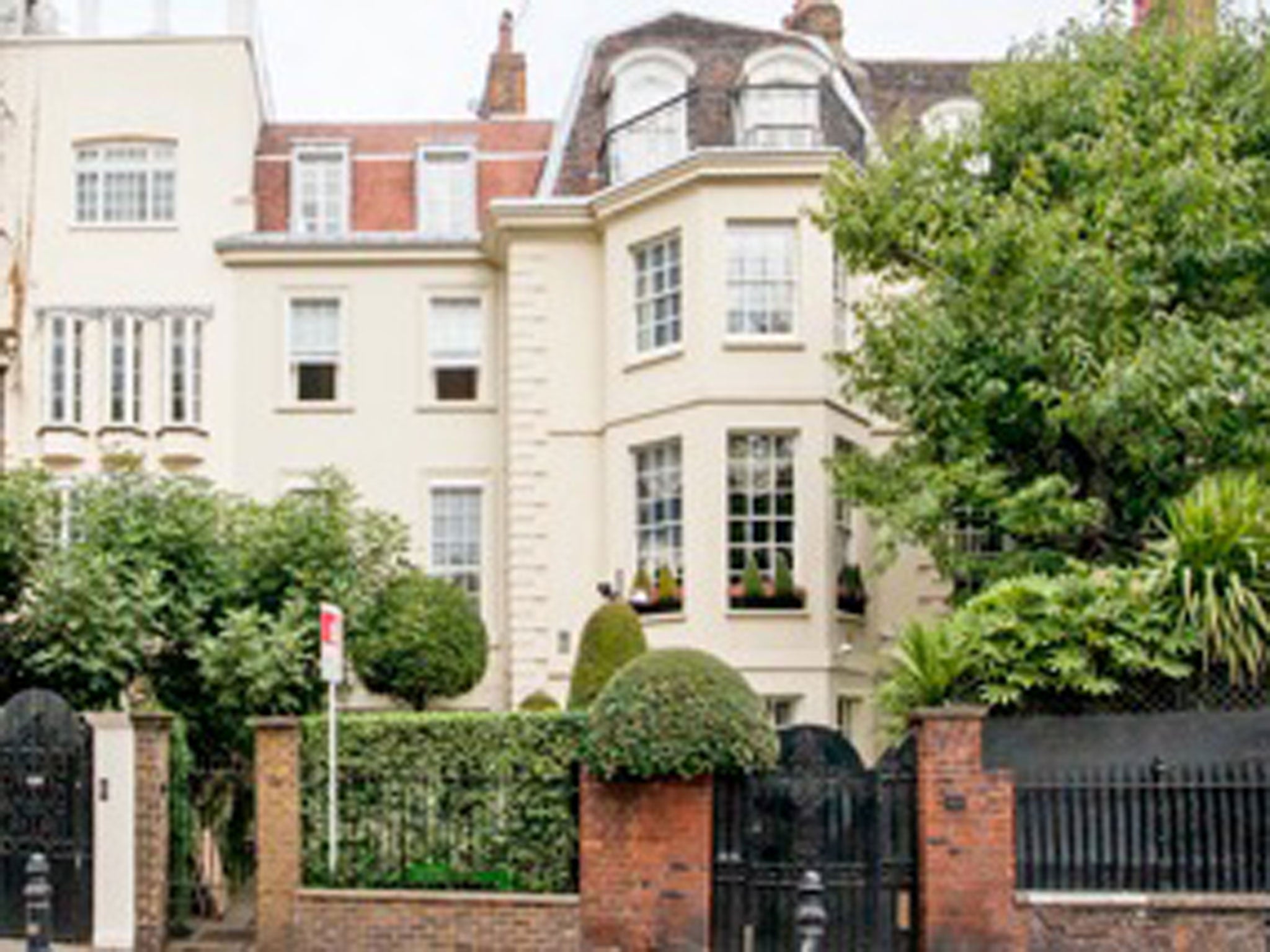 Cheyne Walk, SW10. On for £2,500 per week with Strutt & Parker Chelsea