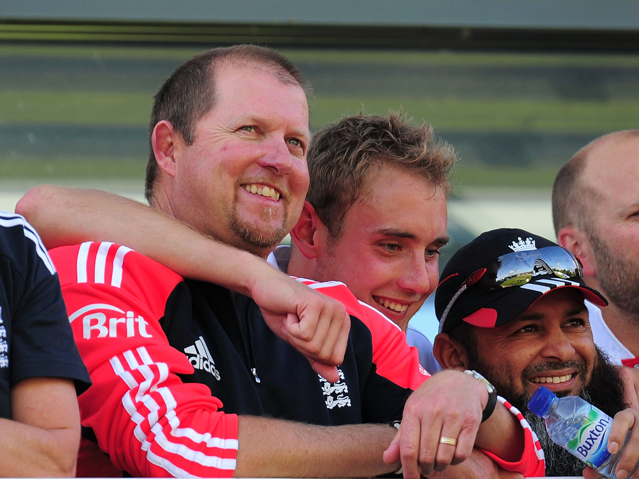 England bowler Stuart Broad (2nd left) celebrates wwith bowling coach David Saker (l) Mushtaq Ahmed and Matt Prior