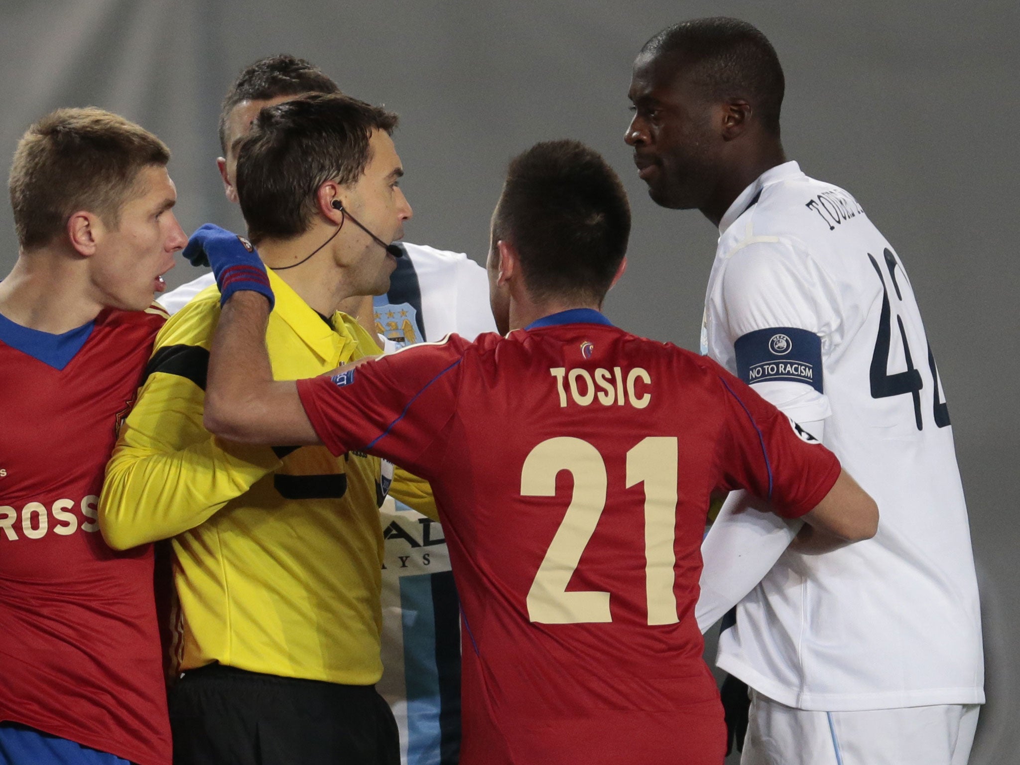 Yaya Touré tells the referee about the chanting
