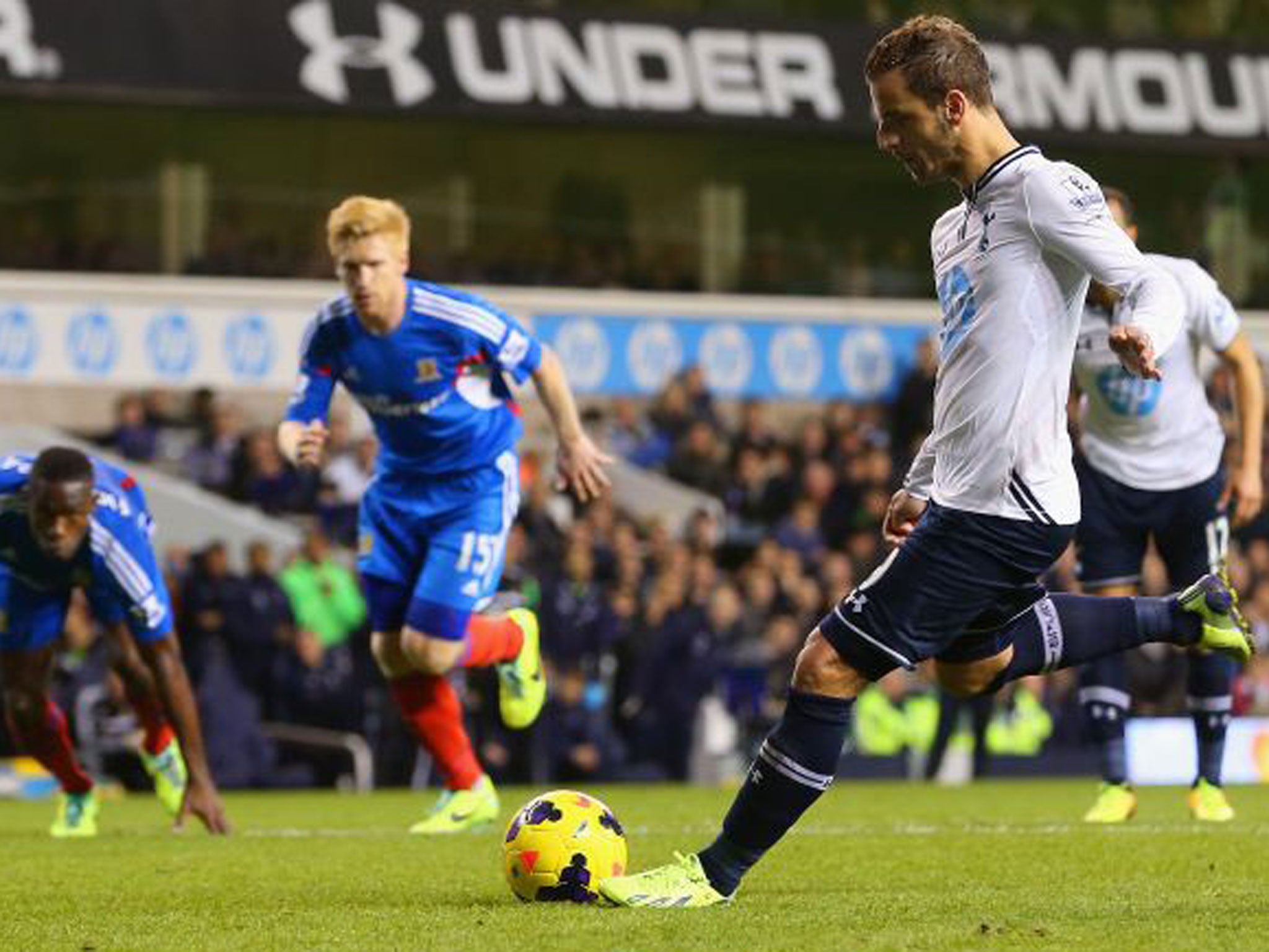 Roberto Soldado scores the only goal of the game from the penalty spot