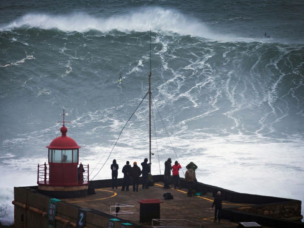 Поднятие воды. 30 Метровые волны в Португалии. Назаре Португалия волны. Прайа Ду Норте. Самые большие волны в Португалии Назаре.
