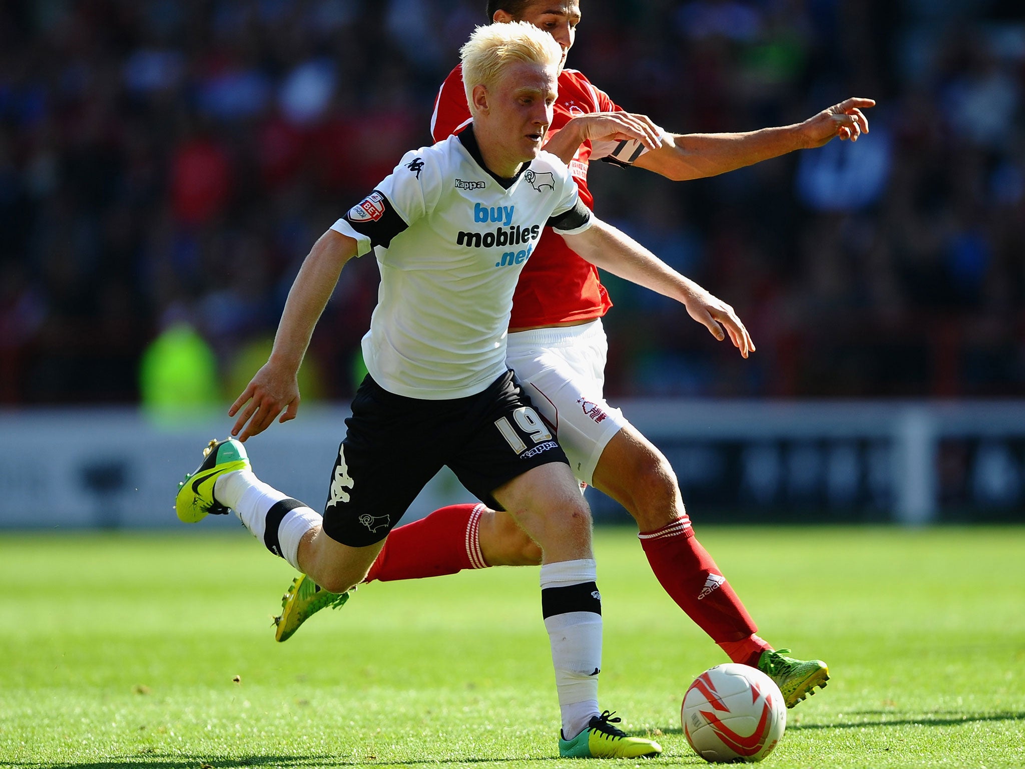 Will Hughes of Derby County battles with Chris Cohen of Nottingham Forest