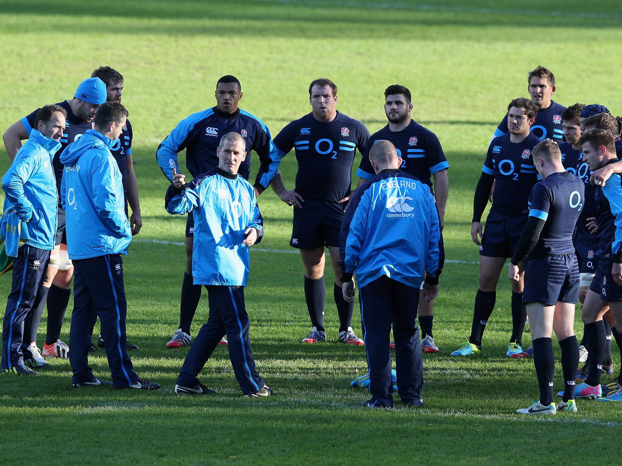 Stuart Lancaster speaks to his players at Pennyhill Park