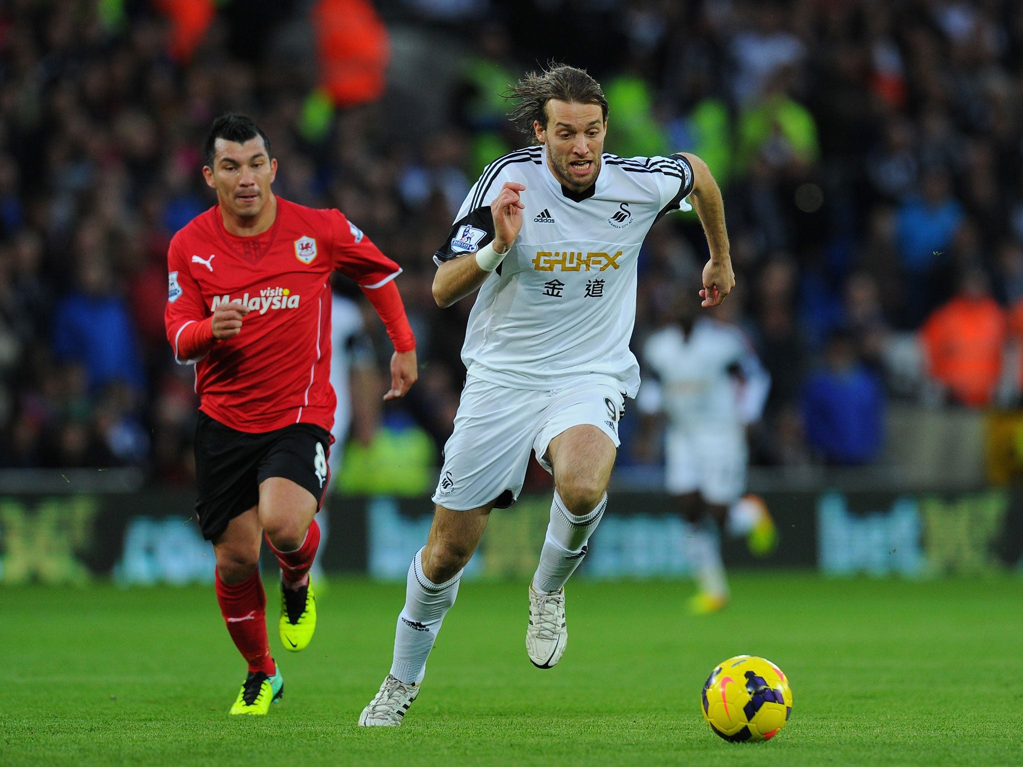 Michu outpaces Gary Medel