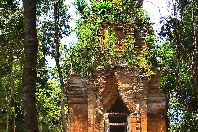 Past glory: on Phnom Kulen there are lost temples on the route to Sras Damrei