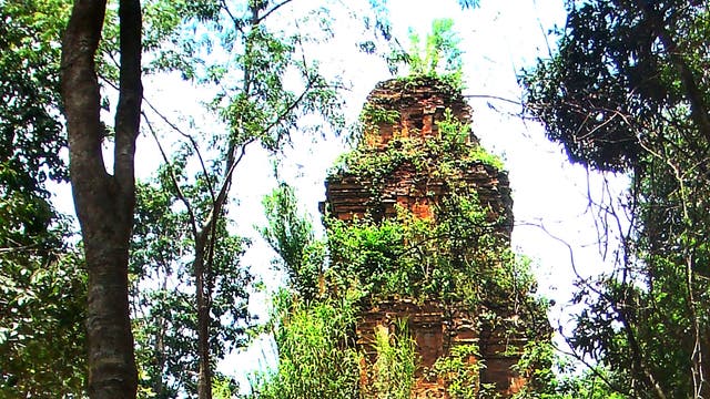 Past glory: on Phnom Kulen there are lost temples on the route to Sras Damrei