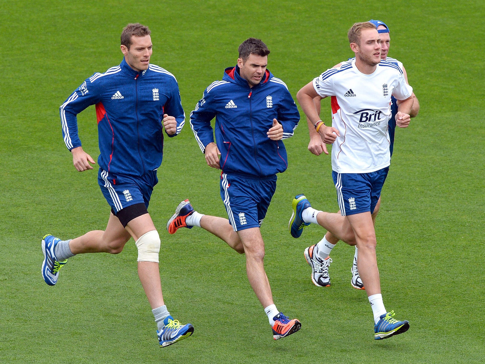 Chris Tremlett, James Anderson and Stuart Broad train as rain prevents any play again in Hobart