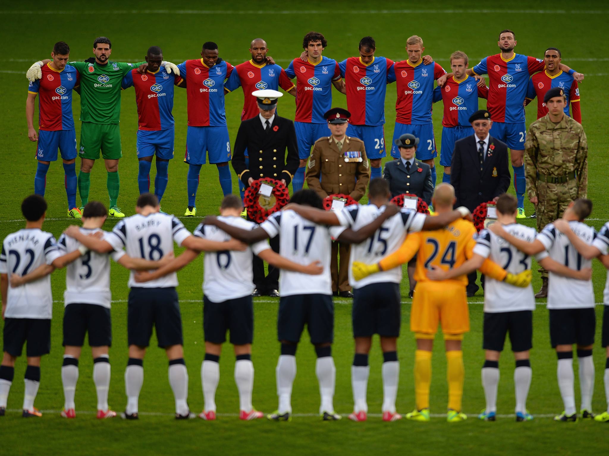 Crystal Palace and Everton players stand for a minute silence for Rememberence Day
